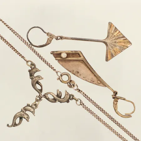 Två udda örhängen, collier, skadat, defekt, silver  Vikt: 10,1 g