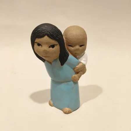 Figurin Öst, ur serien alla världens barn, Lisa Larson för Gustavsberg, höjd ca 12cm, stengods, viss krackelering i glasyr, märkt Vikt: 0 g