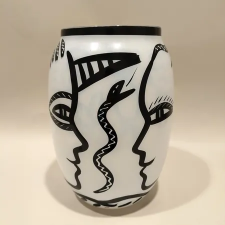 Vas Caramba, formgiven av Ulrica Hydman-Vallien, Kosta Boda, höjd ca 34cm, Ø18cm, etikettmärkt.  Vikt: 0 g