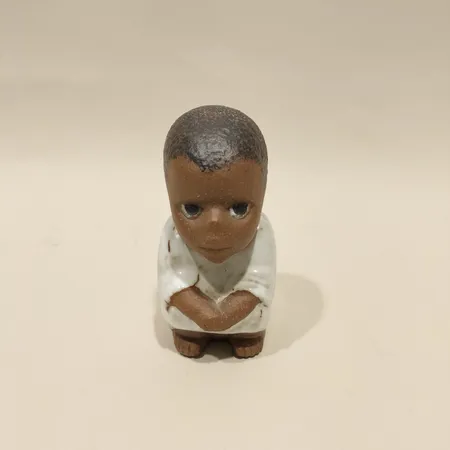Figurin, Lisa Larsson för Gustavsberg, Syd ur serien All världens barn, stengods, höjd ca 11cm Vikt: 0 g