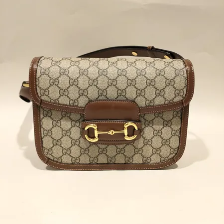 Väska, Gucci Horsebit 1955, medium shoulder bag, beige/mörkbrun GG supreme, med brunt läderdetaljer, modell: 60220492TCG, ca 25x18x8cm, kvitto från Birger Jarlsgatan 2022, dustbag, kartong.