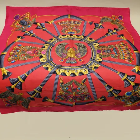Scarf Hermès, "Pectoraux et Scarabée", formgiven av Caty Latham 1970, ca 89x89cm, smärre fläckar, inga tillbehör. 