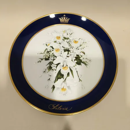 Samlartallrik, Royal wedding bouquets, Carl XVI Gustaf 19.6.1976 Silvia, Ø ca 20cm, hål för upphängning på baksida, originalkartong