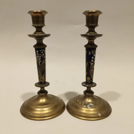 Ett par ljusstakar, Skultuna, jubileum 375 år, dekor av liljekonvaljer, höjd ca 20 cm, nr: F10, mässing, stearinrester 