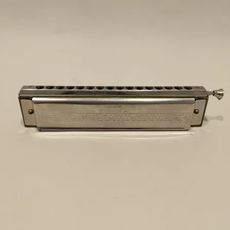 Munspel M.Hohner, 64 Chromonica, Germany, ca 18cm, spricka i trä, ej funktionstestad.