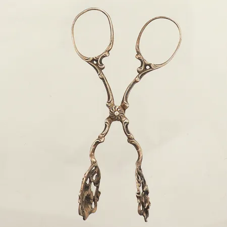 Sockertång, floral dekor, längd ca 10cm, skev, silver Vikt: 18,2 g