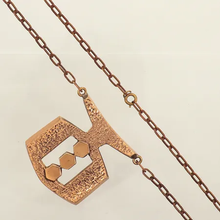 Collier, längd ca 73cm, bredd 4-44,5mm, utbytt lås, brons
