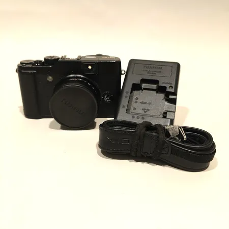 Digitalkamera, Fujifilm X10, serie nummer 24M24229, minneskort, axelrem, laddare Skickas med postpaket.