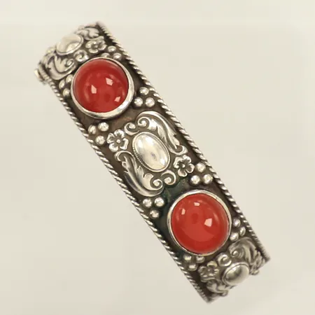 Armband med cabochonslipade karneol, innermått ca 18cm, bredd ca 17mm, öppningsbar, ca år 1952, silver  Vikt: 52 g