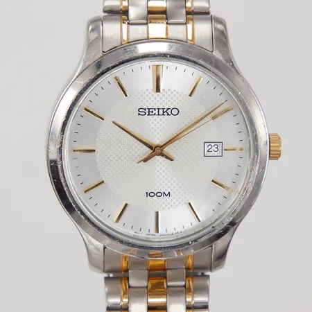 Herrur Seiko, quartz, datum, Ø 41,5mm, serienr: 822716, hack i boett och glas, batteribyte krävs