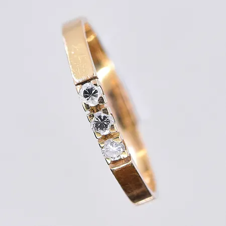Ring med diamanter 0,15ctv WSI enligt gravyr, stl 17½, bredd 2 mm, 18K. Vikt: 1,9 g