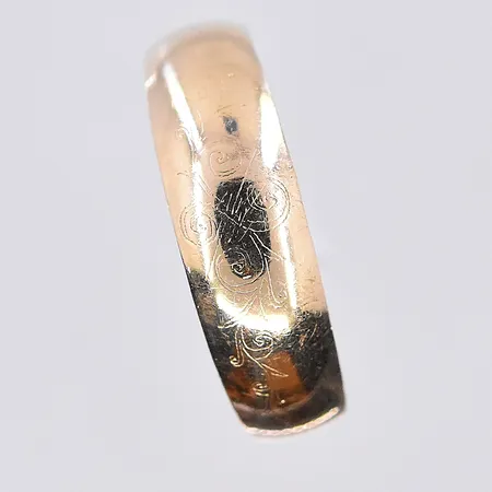 Ring, stl 18, bredd 3-6 mm, 18K. Vikt: 1,3 g