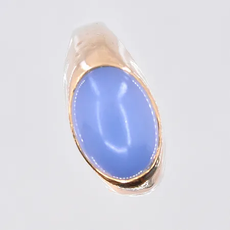Ring med blå sten, stl 19¾, bredd 4-11 mm, 18K. Vikt: 6,1 g