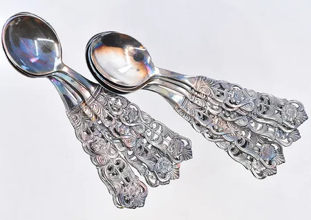 12 st skedar, längd 10cm, etui medföljer, silver 830/1000. Vikt: 126,3 g