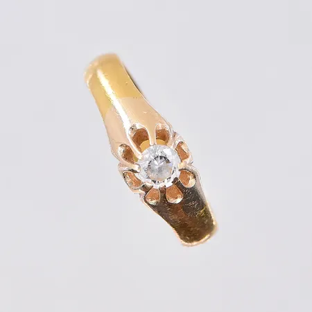 Ring med vita sten, stl 16¾, bredd 4 mm, graverad, 23K. Vikt: 5,4 g