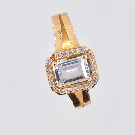 Ring med vita stenar, stl 17¾, bredd 3-10 mm, en sten saknas, skev skena, 22K. Vikt: 3,7 g