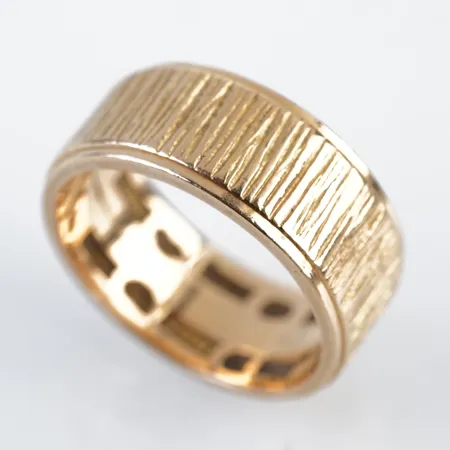 Ring, stl 17½(54), bredd 8mm, 18k, sliten gravyr Vikt: 9 g