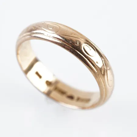 Ring, stl 20(63), bredd 5,5, 18k, gravyr Vikt: 7,2 g