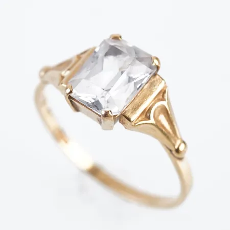 Ring m vit sten, stl 17½(54), bredd 8mm, 18k Vikt: 1,7 g