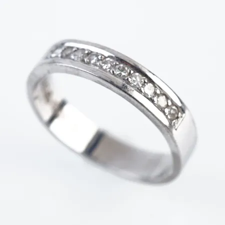 Ring m diamanter, vitguld, stl 17½(54), bredd 4mm, 18k Vikt: 4,2 g