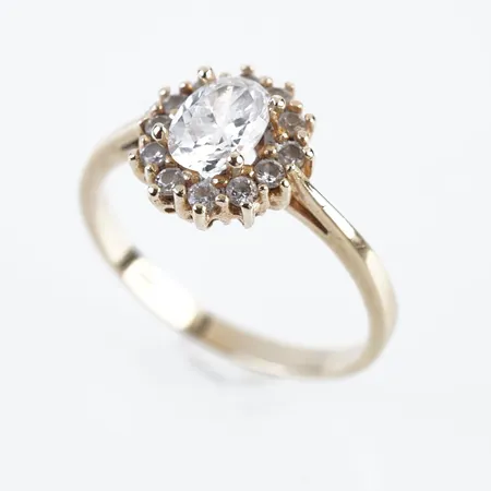 Ring m vita stenar, stl 18½(57), bredd 10mm, 14k Vikt: 3,2 g