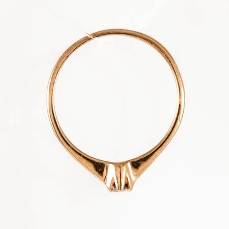 Berlock "pytteliten ring" i 18K guld med en diamant c:a 0,005ct. Den är Ø 11 mm och väger 0,3g. 