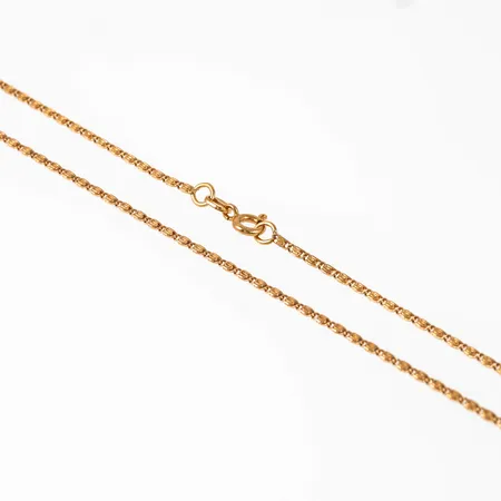 Kedja irrgång i 18K guld. Den är 39 cm lång, 1,5 mm bred och väger 3,4g. Trög springring. 