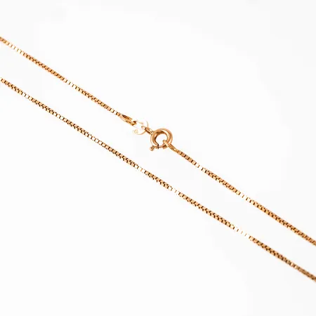 Kedja venezia i 18K guld. Den är 42 cm lång, 0,9 mm bred och väger 3,2g. Springring.