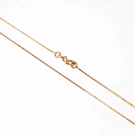 Kedja ormlänk i 18K guld. Den är 44 cm lång, 0,9 mm bred och väger 2,9g. Springring.
