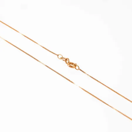 Kedja venezia i 18K guld. Den är 43 cm lång, 0,6 mm bred och väger 1,4g. Springring. 