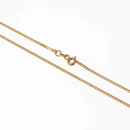 Kedja pansar i 18K guld. Den är 45 cm lång, 1,5 mm bred och väger 2,8g. Springring. 