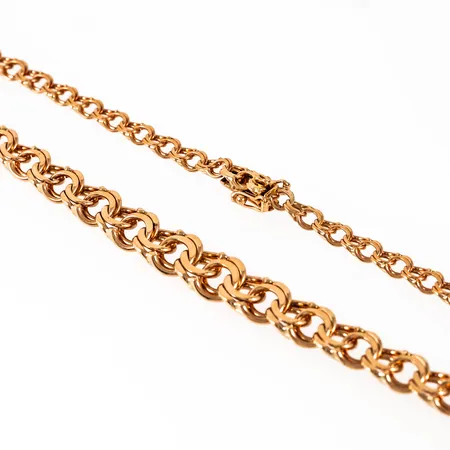 Collier bismarck i 18K guld. Den är 43,5 cm lång, 4,9 - 9,5 mm bred och väger 29,9g. Kistlås. Stämplad SVE (Svedbom & Co), 18K, D11 (2002) & kattfot.