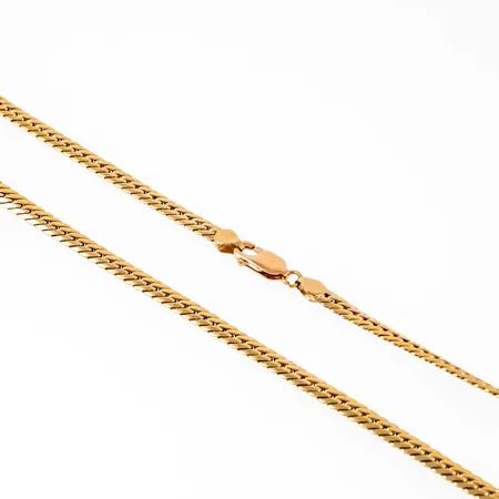 Collier ihålig, ovalmanglad dubbelpansar i 18K guld. Den är 44 cm lång, 4,7 mm bred och väger 12,2 g. Karbinhake. 