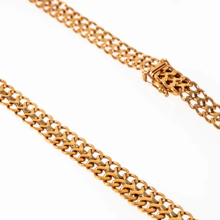 Collier fiskben i 18K guld. Den är 43,5 cm lång,, 6,3 - 7,4 mm bred och väger 22,1g. Kistlås. Tillverkad 2015 av Jo-Ans Guld i Valskog.