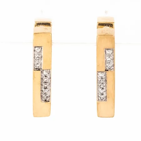 Creoler i 18K guld, triangelformade med 16 x c:a 0,005ct åttkantslipade diamanter. De är 20 mm långa, 4 mm breda och väger 6,5g. Stämplad GL (Golden Lady AB, Stockholm) & 18K.