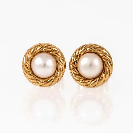 Örhängen i 18K guld med vit pärla (imiterade). De är 7 x 7 mm och väger 0,7g. 