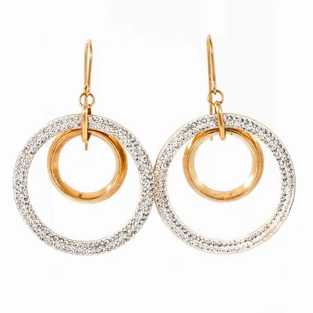 Örhängen i 18K guld, kristallfyllda ringar hängande på krok. De är 41 mm långa, 27 mm breda och väger 6,0g. Framstår oanvända.