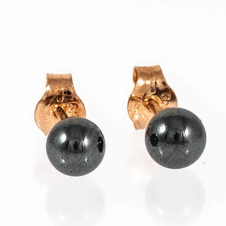 Örhängen i 18K guld, hematitkulor Ø 4,5 mm. Bruttovikt: 0,7g.