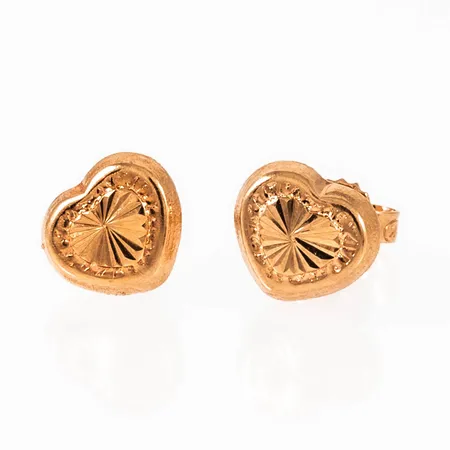 Örhängen i 18K guld, facetterat hjärta. De är 6 x 7 mm och väger 0,5g. En snurrebuss saknas, men ny i plast medföljer. 