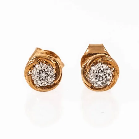 Örhängen i 18K guld med 20 x c:a 0,005ct åttkantslipade diamanter. De är 6 x 6 mm och väger 1,0g. Stämplad GHA & 750.