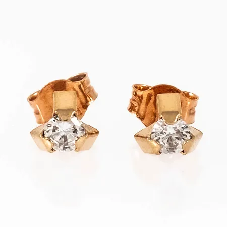 Örhängen i 18K guld med vit sten. De är 4,7 x 4,7 mm och väger 0,6g. 