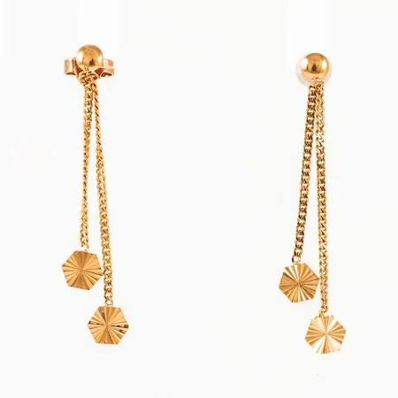 Örhängen i 18K guld, hängande kedjor med facetterade plattor. De är 32 mm långa, plattor 4,5 mm breda och väger 1,0g. En snurrebuss saknas, men ny i plast medföljer.