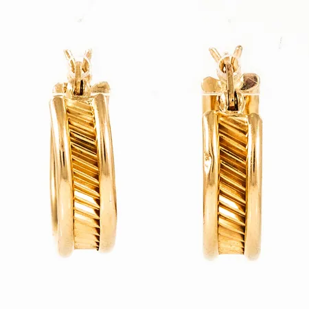 Creoler Ø 17,5 mm i 18K guld, med diagonalt mönster. De är 5,2 mm breda och väger 2,7g. Bra spänst i låset (klyka). GFAB & 750. Små bucklor. 