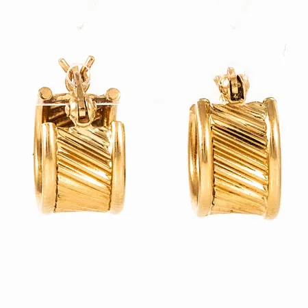Creoler Ø 10,5 mm i 18K guld, med diagonalt mönster. De är 7,2 mm breda och väger 1,9g. Bra spänst i låset (klyka). GFAB & 750. 