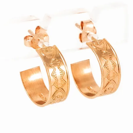 Västerbottenscreoler Ø 14,5 mm i 18K guld. De är 5,5 mm breda och väger 3,3g. Stämplade SPN (Guldsmed Petersson AB, Bollnäs), 18K. Fint skick! Omaka snurrebussar.