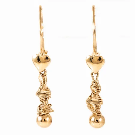 Örhängen i 14K guld: Vriden dekor med hjärta och kula hängande på krok. De är 32 mm långa, 5 mm breda och väger 1,4g. Stämplad 585.