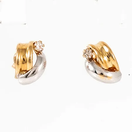 Örhängen i 18K röd- och vitguld med vit sten. De är 7 x 9,5 mm och väger 0,9g. Framstår oanvända. Stämplad GHA, 750.
