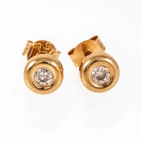 Örhängen i 18K guld med vita stenar. De är Ø 5 mm och väger 0,5g.