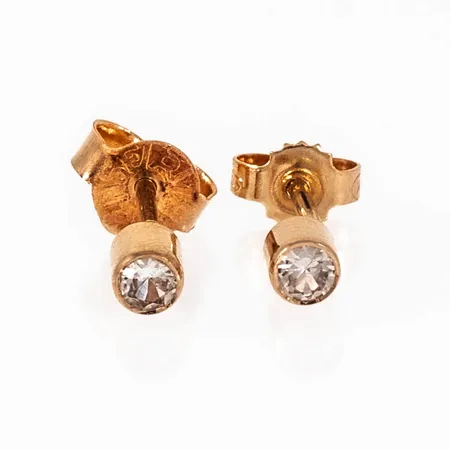 Örhängen i 18K guld med vit sten. De är Ø 3 mm och väger 0,6g.