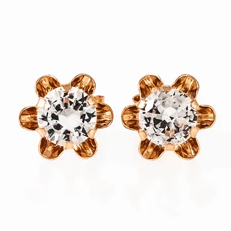 Örhängen i 18K guld: Blomma med stor vit sten. De är Ø 9,8 mm och väger 1,3g. Framstår oanvända.